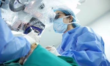 Should breast reconstruction use implants or autologous flaps?