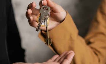 Experts: Timely support for heirs is more crucial than a one-time asset transfer