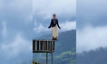 Daring acts for videos at Mu Cang Chai