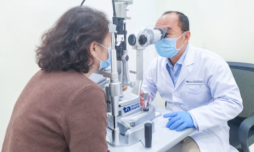 Can cataract and ptosis surgery be performed simultaneously?