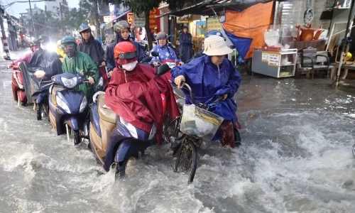 Ho Chi Minh City experiences prolonged heavy rain, 115 emergency calls reach record high