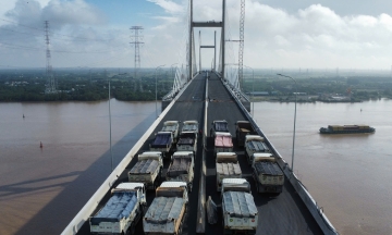 400-600 ton vehicle convoy tests Vietnam's highest Phuoc Khanh bridge