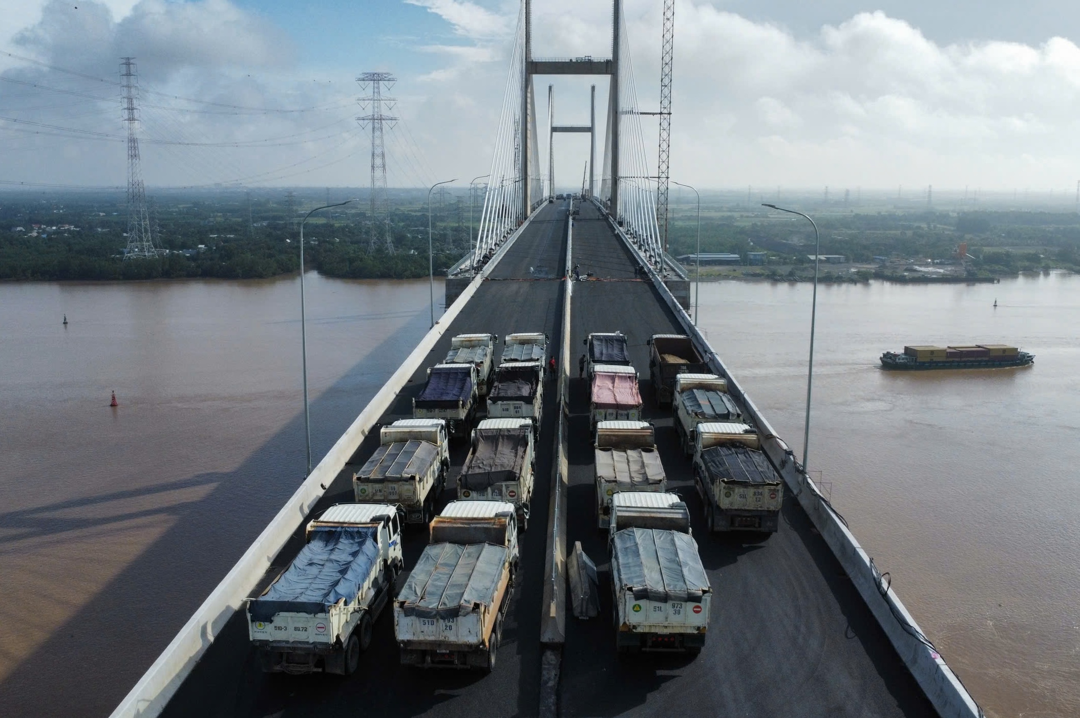 400-600 ton vehicle convoy tests Vietnam's highest Phuoc Khanh bridge