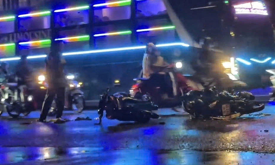Car crashes into multiple motorbikes in Ho Chi Minh City, one dead