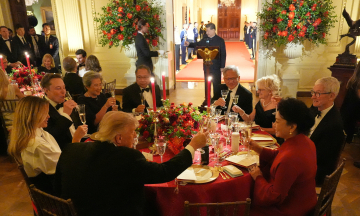 Trump hosts Xi Jinping with 'homegrown' ice cream at state dinner