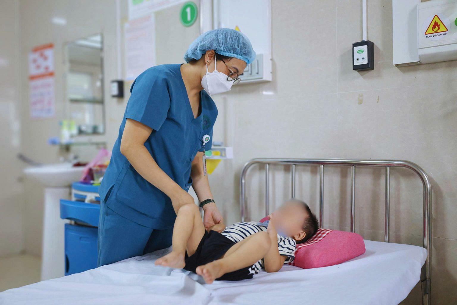 Two-year-old hospitalized in emergency after eating *loc mai* leaves to treat constipation