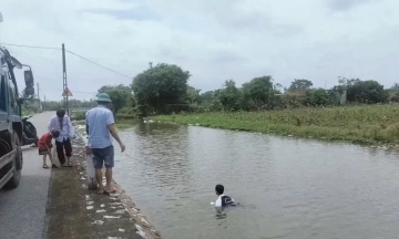 Male student jumps into river to save two small children despite not knowing how to swim