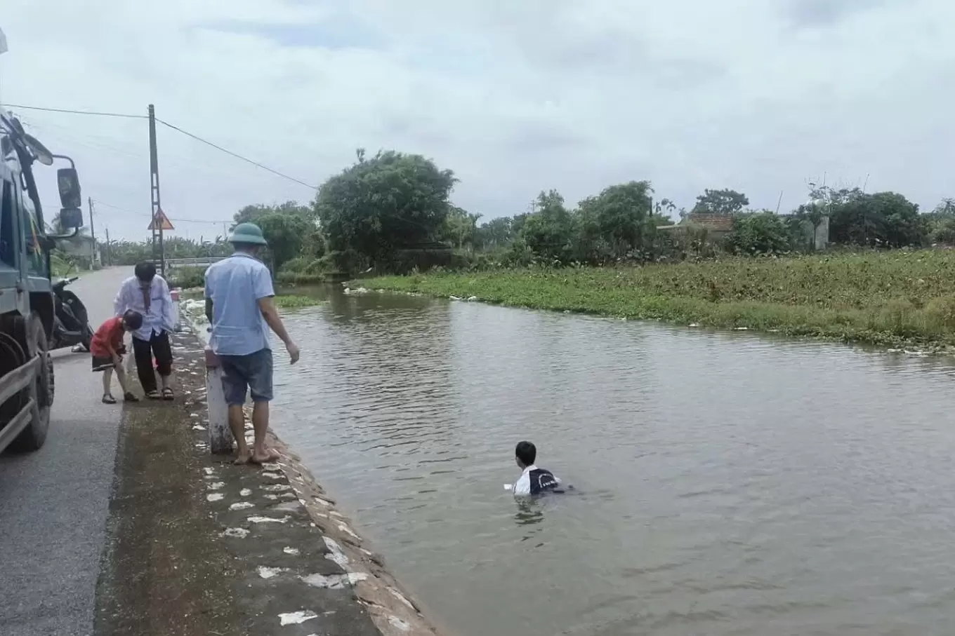 Male student jumps into river to save two small children despite not knowing how to swim