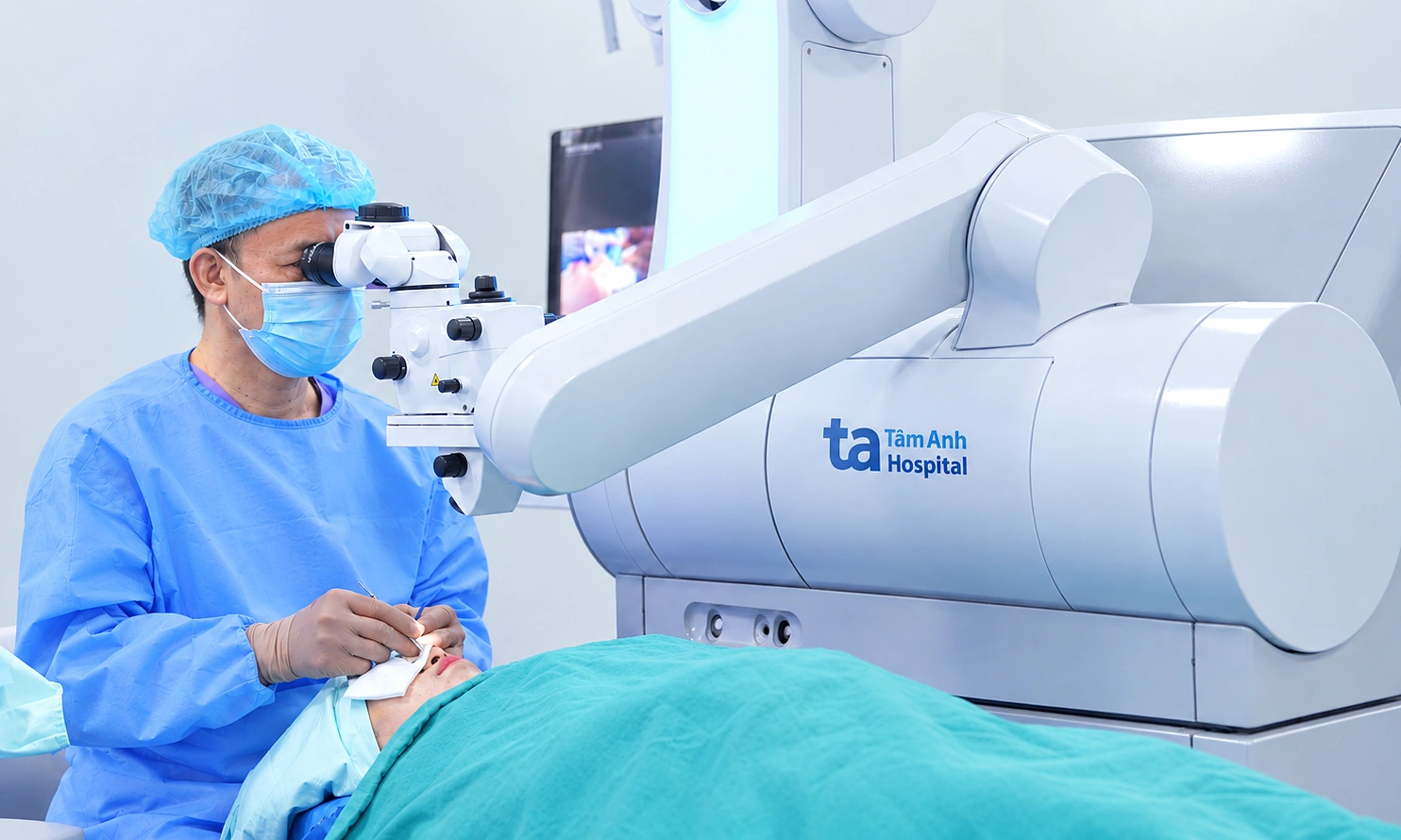 2-in-1 surgery treats myopia and presbyopia