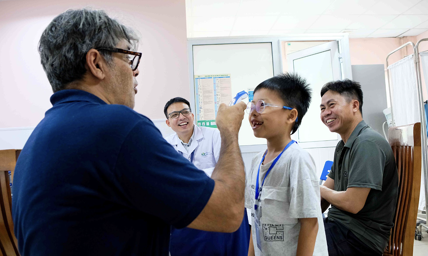 31 children with strabismus and eye movement disorders receive free surgery
