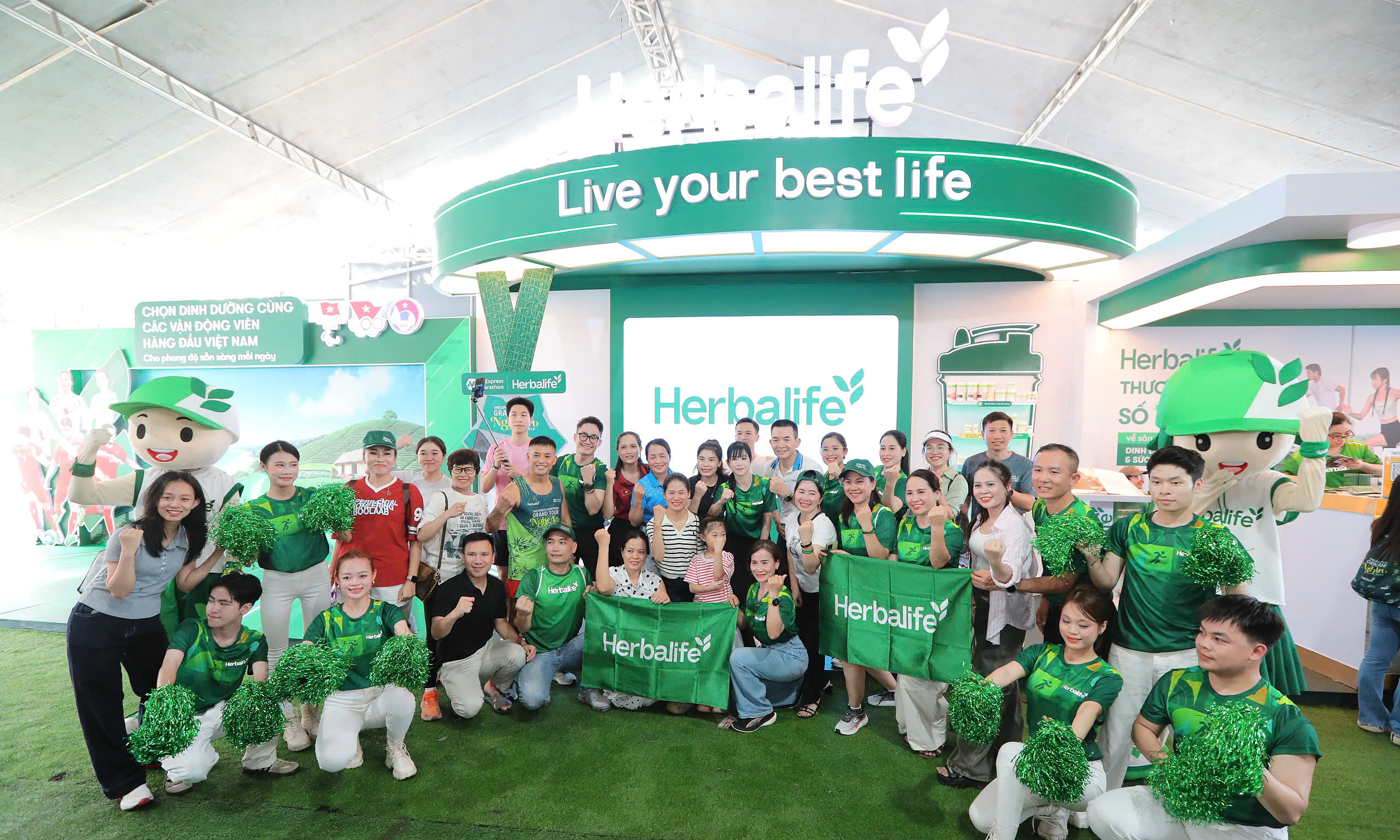 Runners dance, interact at Herbalife booth in Nghe An