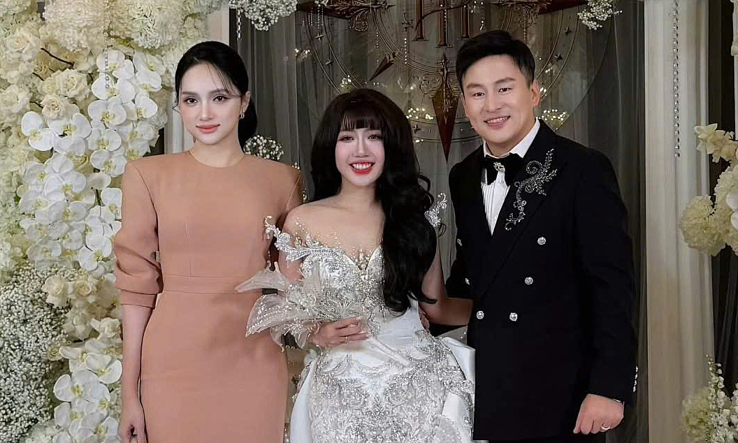 Huong Giang and an array of stars congratulate designer Anh Thu