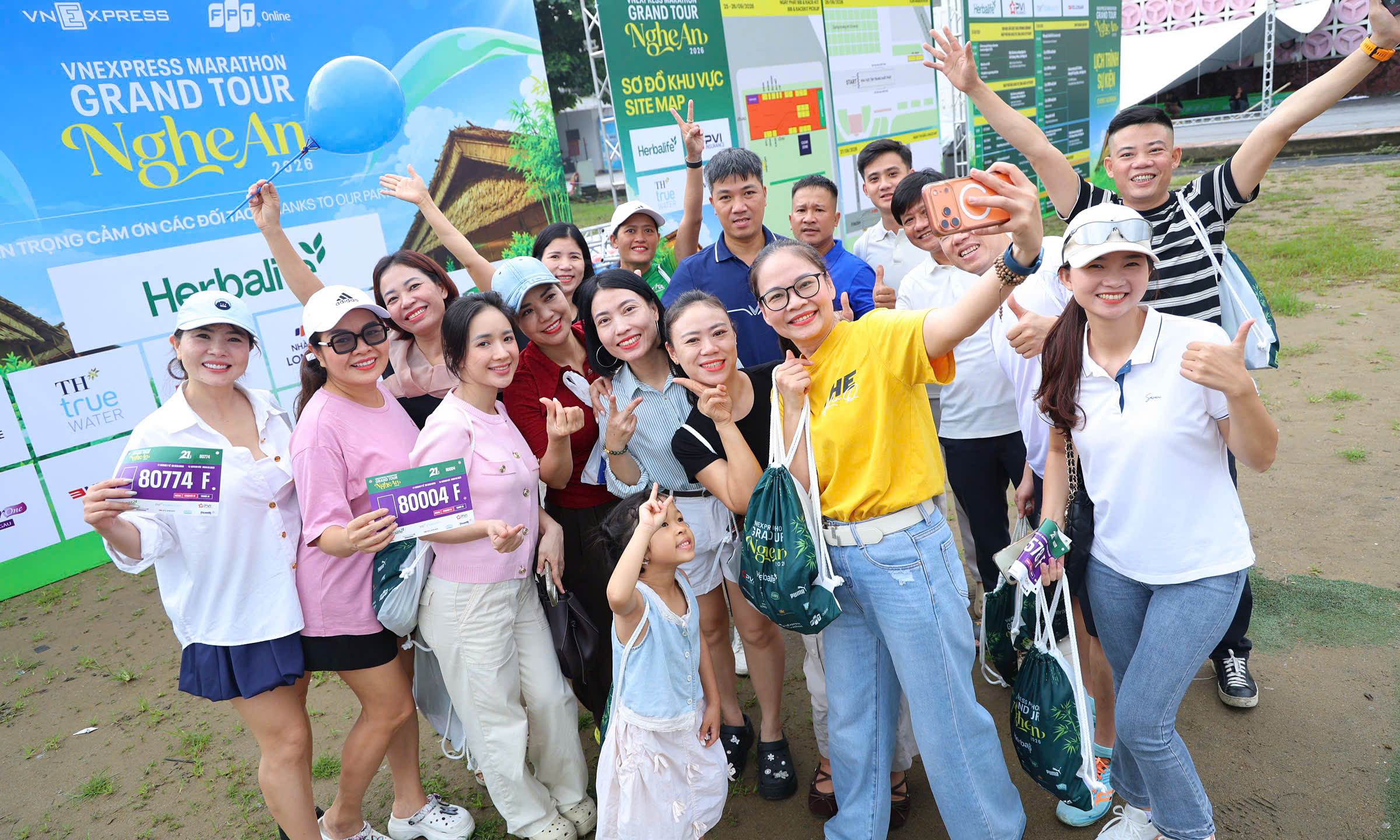 Nghe An residents eagerly collect bibs for VnExpress Marathon