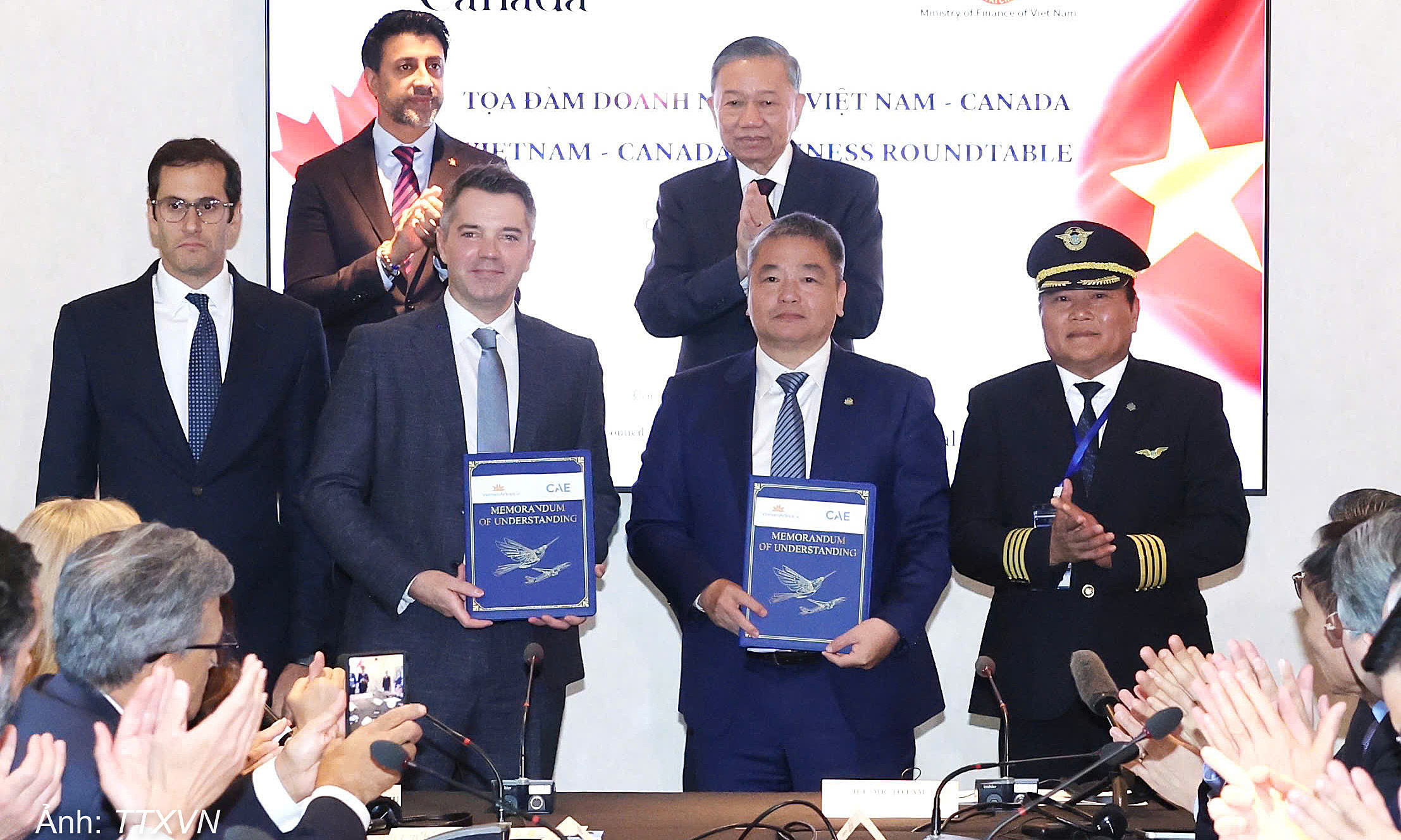 Vietnam Airlines and Canadian partner develop flight training technology