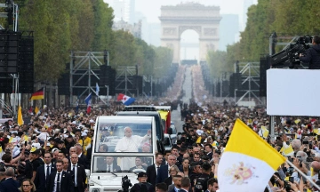 700,000 people welcome Pope in Paris