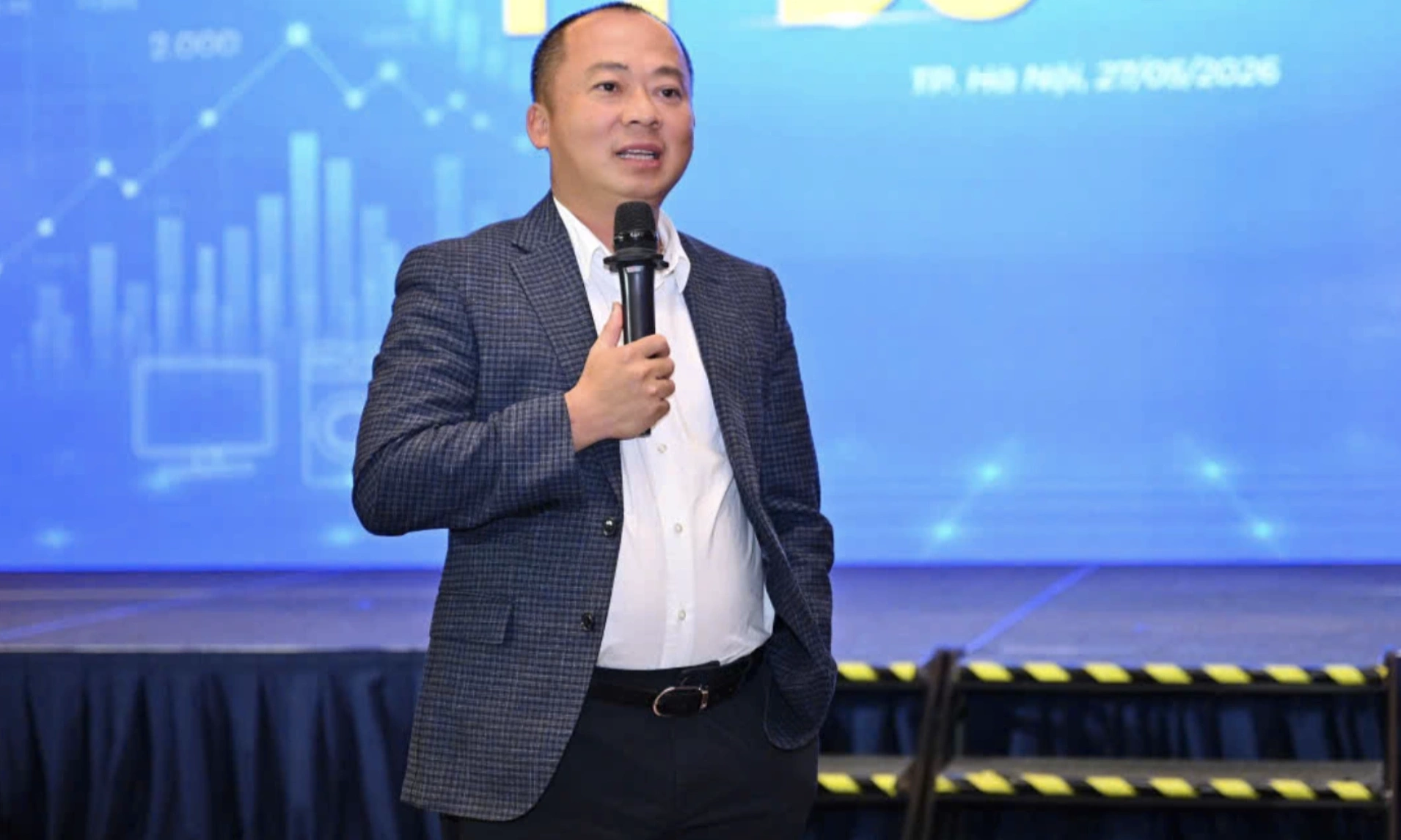 Doan Van Hieu Em sells The Gioi Di Dong shares, acquires Dien May Xanh shares