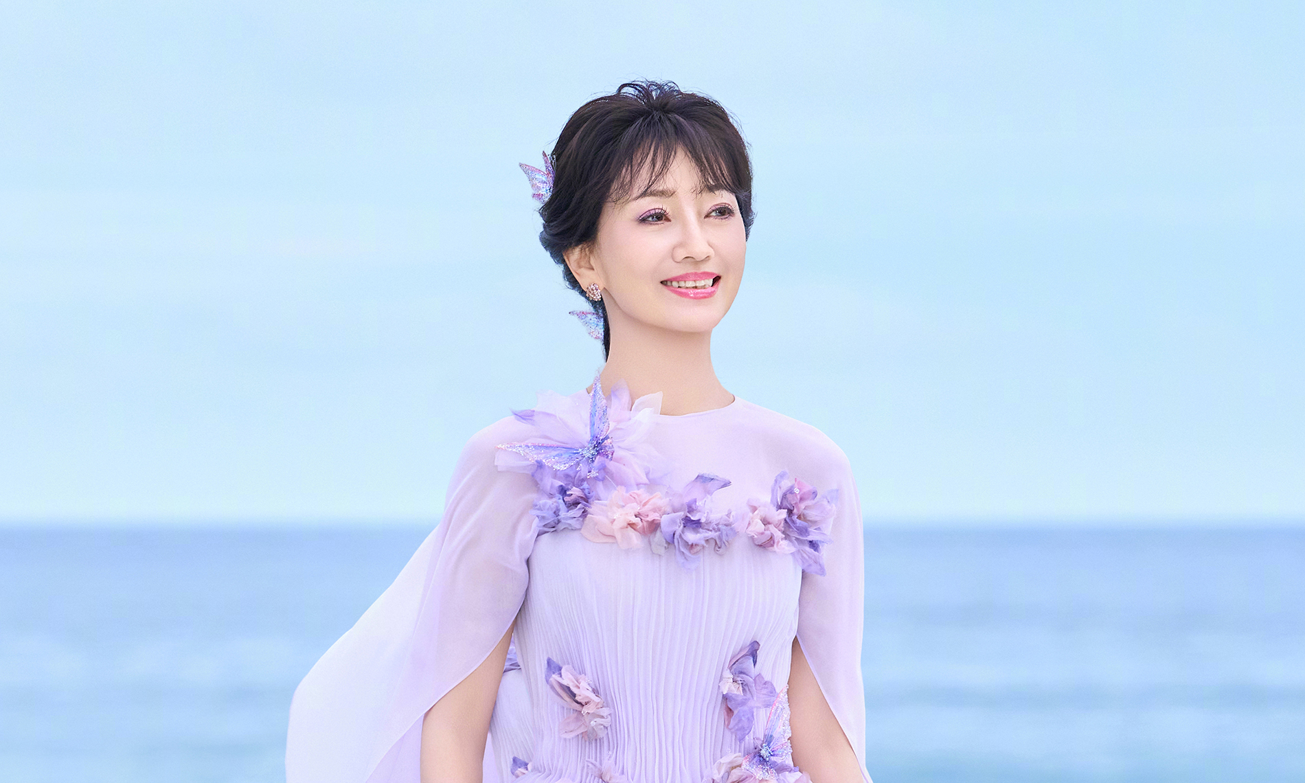 Age-defying outfits of "The Bund" star