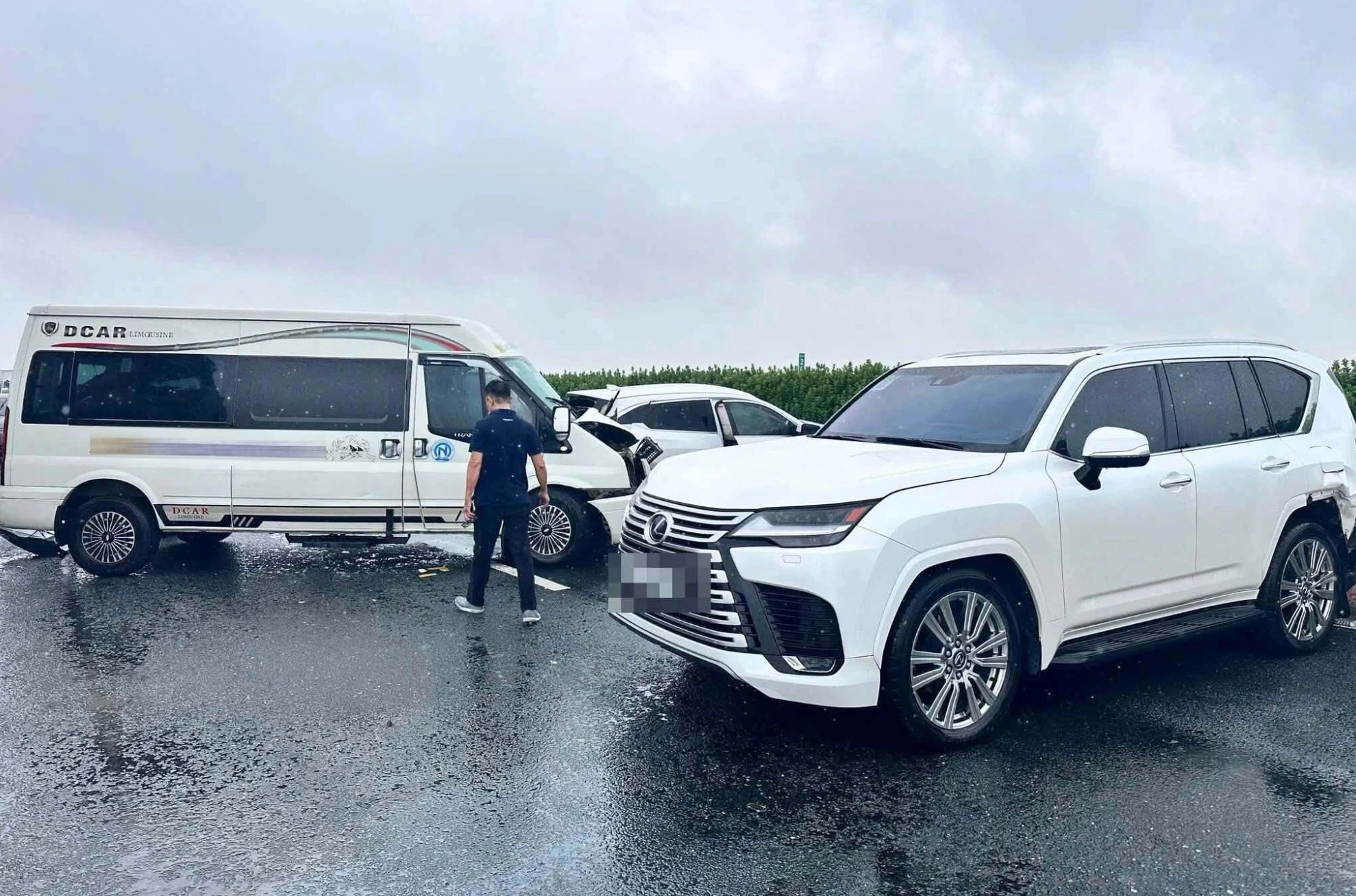 Lexus driver detained for blocking vehicle on Phap Van - Cau Gie expressway