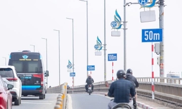 Distance signs removed from Nhat Tan Bridge after three days of installation
