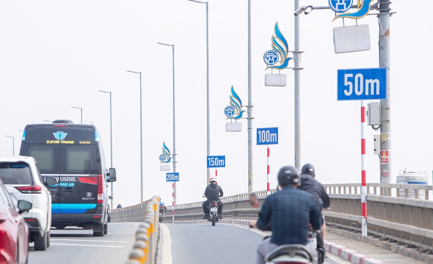 Distance signs removed from Nhat Tan Bridge after three days of installation