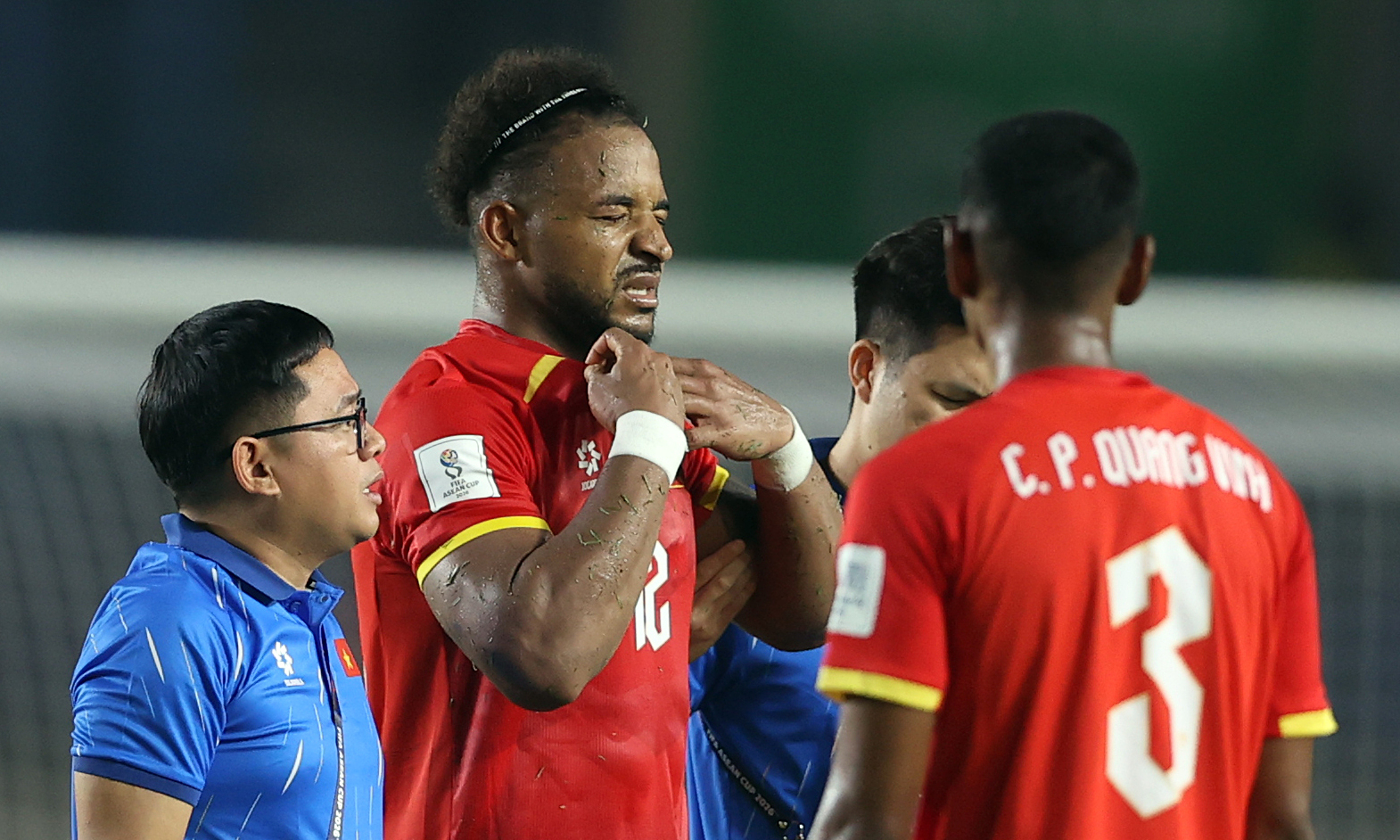 Xuan Son parts ways with Vietnam national team due to injury