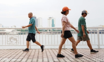 5 walking mistakes that silently damage knee joints