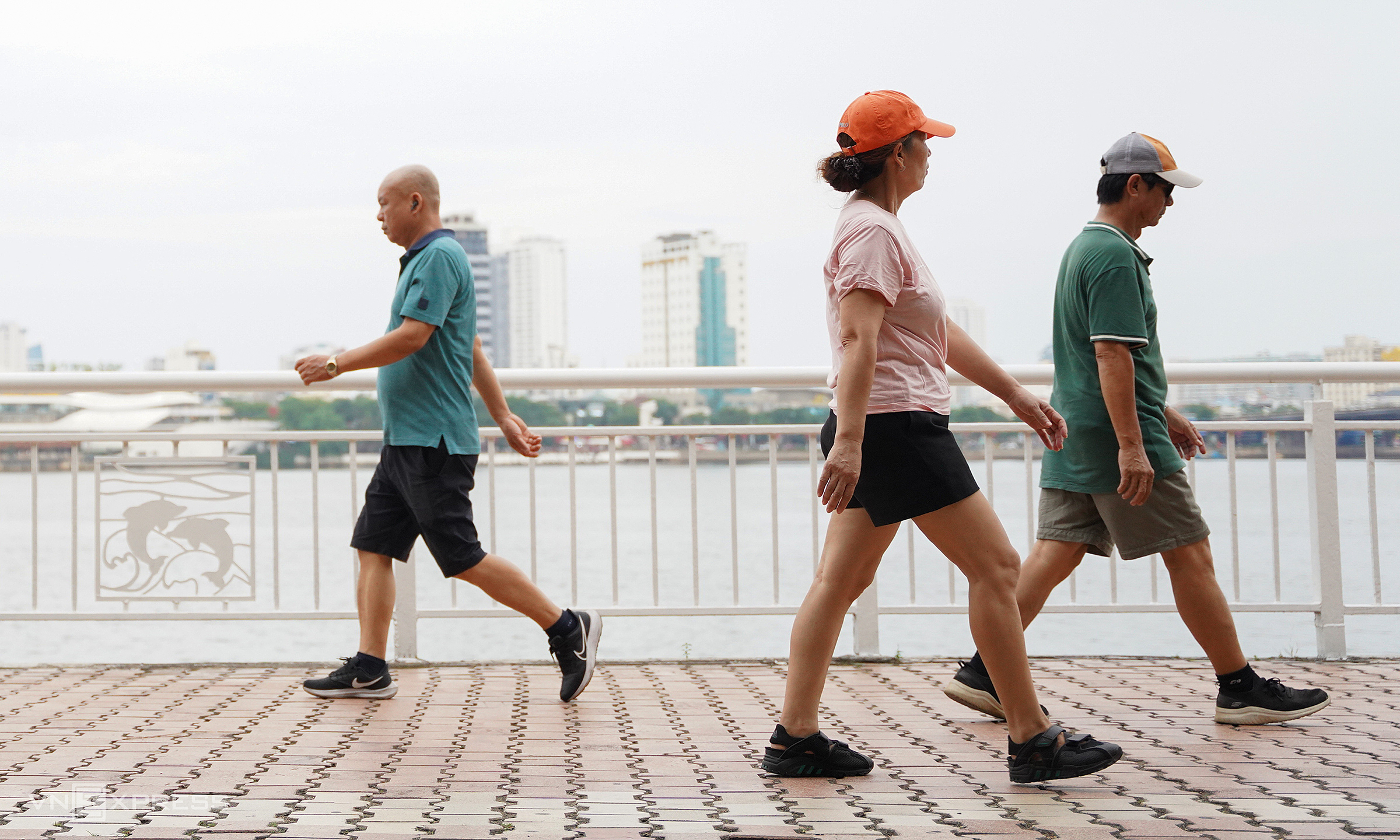 5 walking mistakes that silently damage knee joints