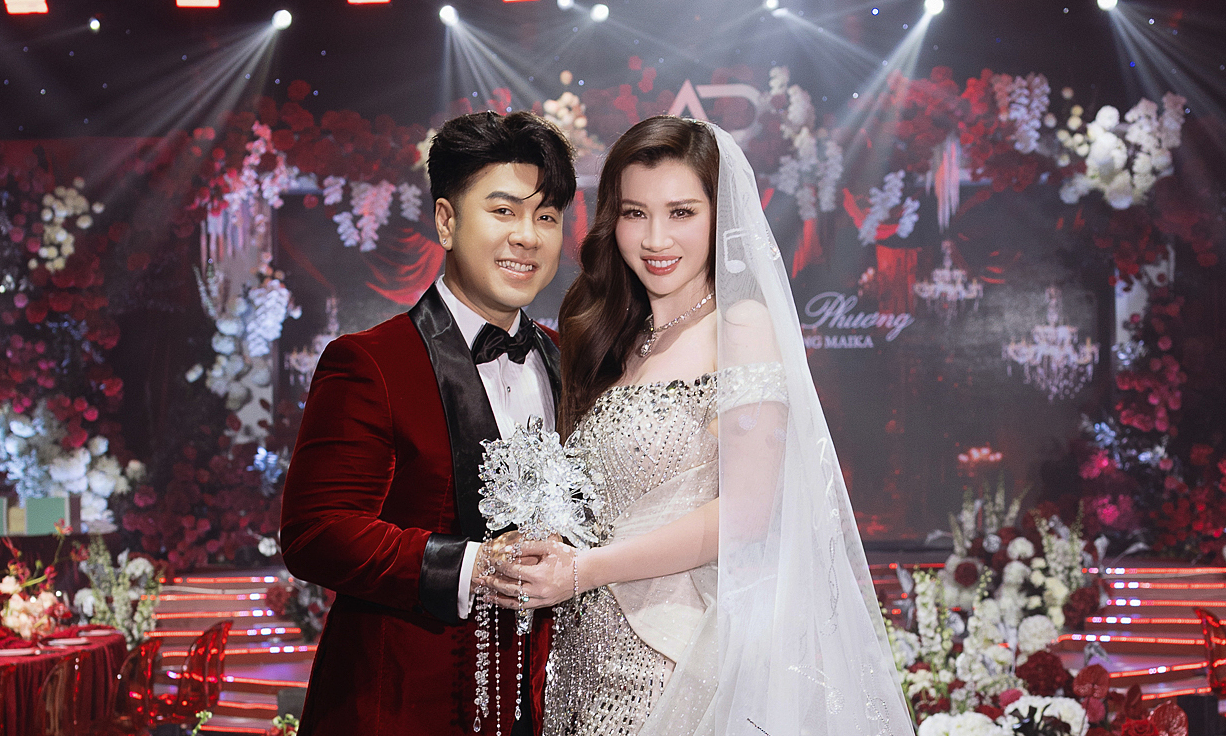 Akira Phan's wife's two wedding dresses worth hundreds of millions of dong