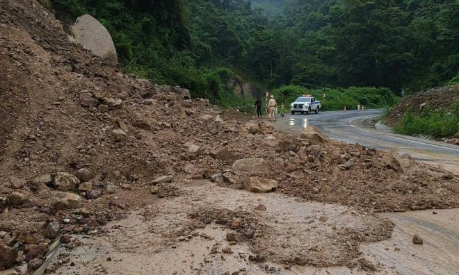 Landslide on pass along Phan Thiet - Da Lat route