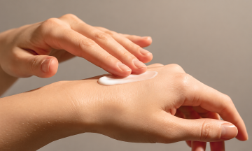 How to moisturize skin during rainy weather