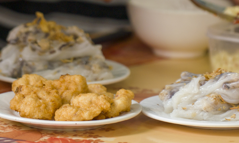 Ha Long's 30-year-old hand-pounded squid cake steamed roll shop