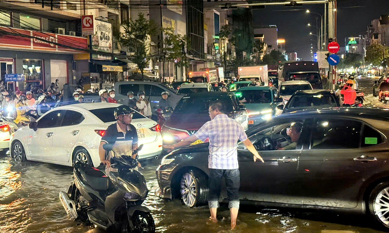 Can Tho traffic disrupted by heavy rain, peak tides