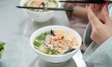 Mantis shrimp noodle bowl 'causes longing' at Sao Chon
