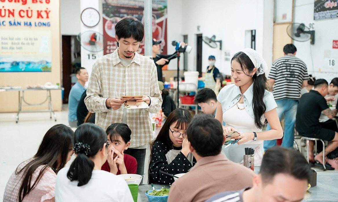 Den Vau showcases serving skills at a Ha Long mantis shrimp noodle shop