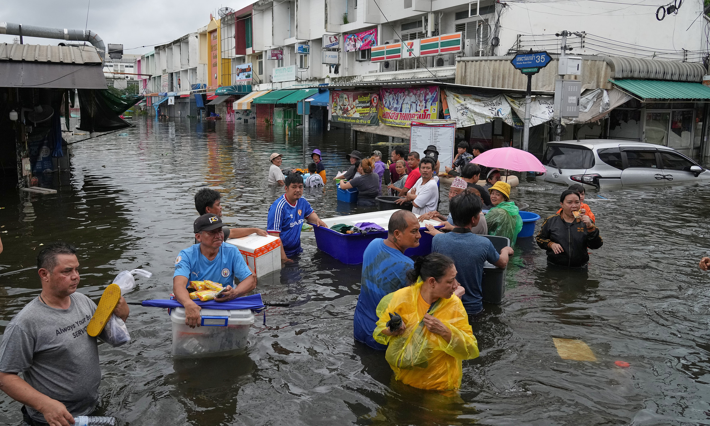 Floating market emerges on Bangkok streets after floods