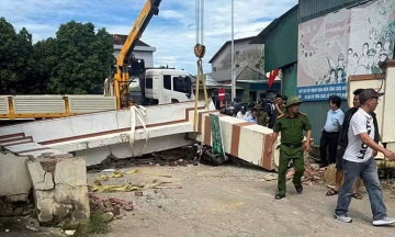 Archway collapses, severs student's arm