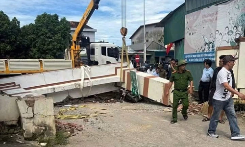 Archway collapses, severs student's arm