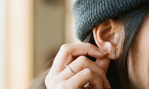 What happens to the ears and eyes with prolonged allergic rhinitis?