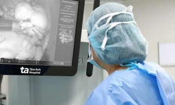 Ovarian teratoma grows after 10 years