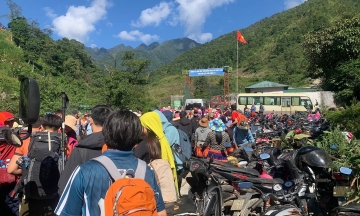 Crowds ascend Ta Chi Nhu peak over weekend