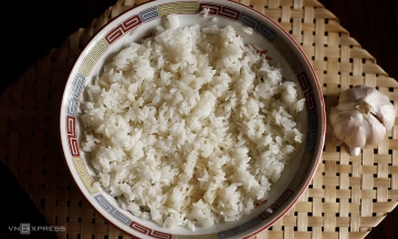 Does eating cold leftover rice stored overnight help lower blood sugar?