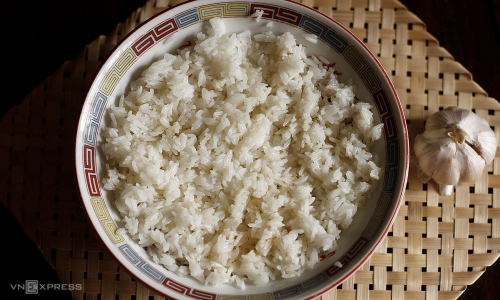Does eating cold leftover rice stored overnight help lower blood sugar?
