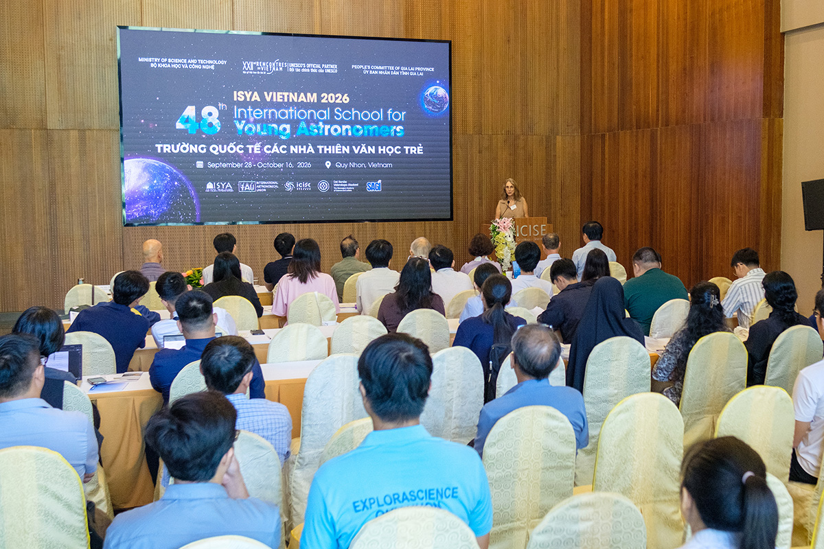 32 students trained as astronomers