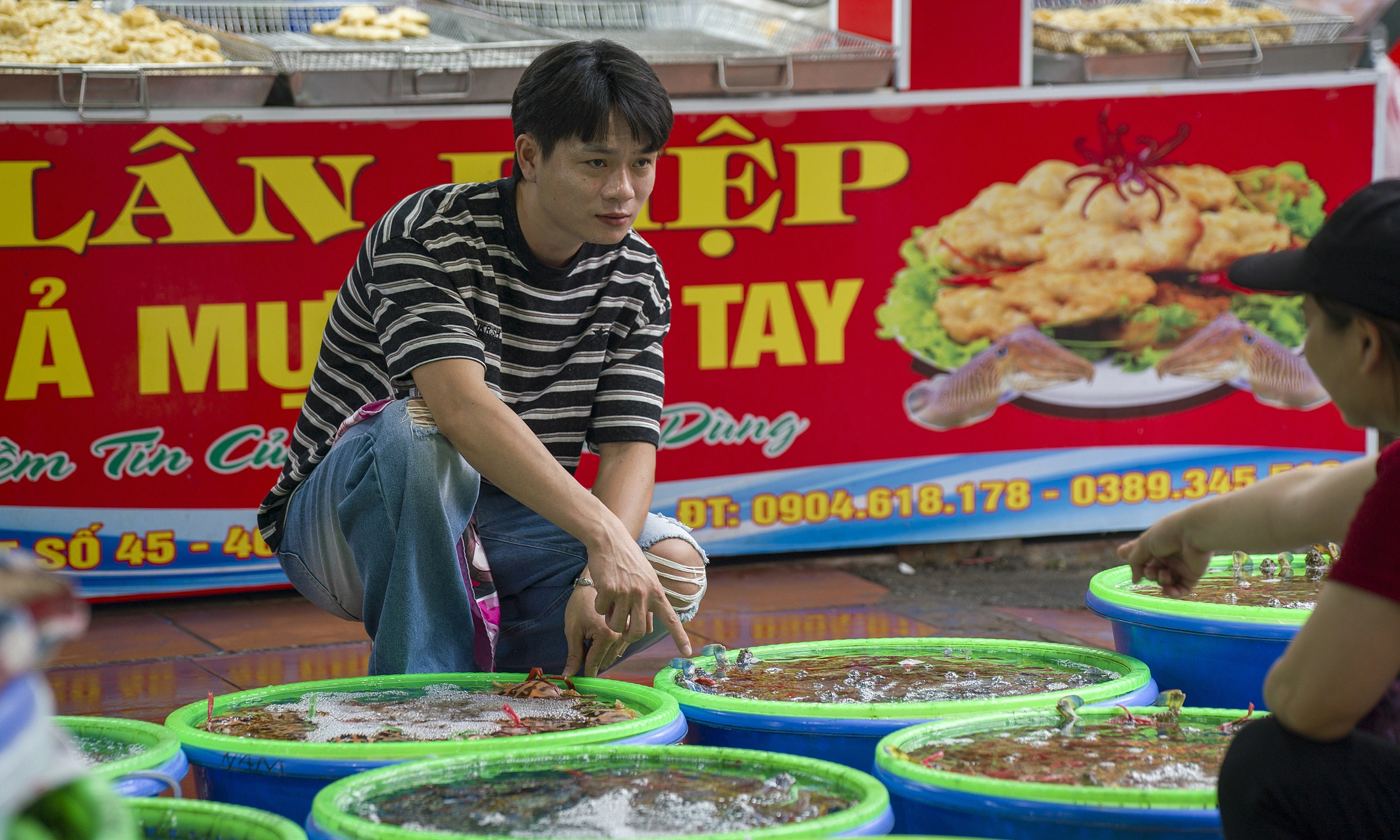 Ha Long seafood market attracts tourists in Ha Long Bay