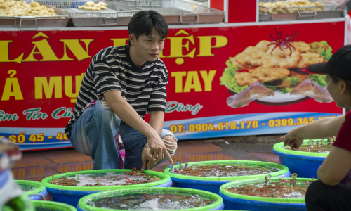 Ha Long seafood market attracts tourists in Ha Long Bay