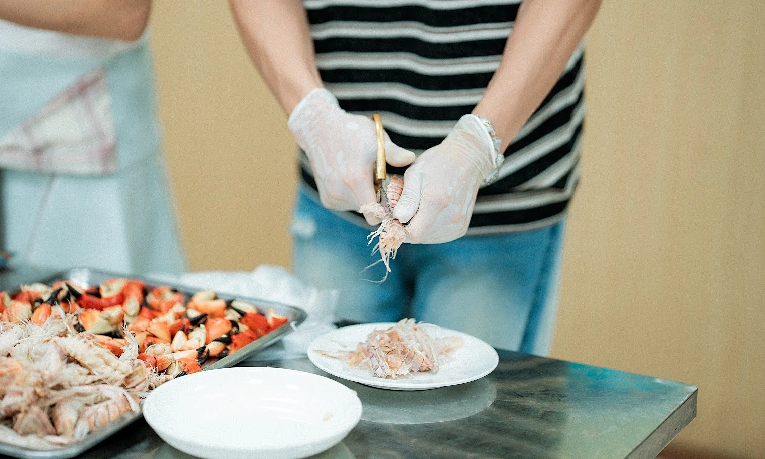 Den's near-win in mantis shrimp peeling challenge against Tuan Cry