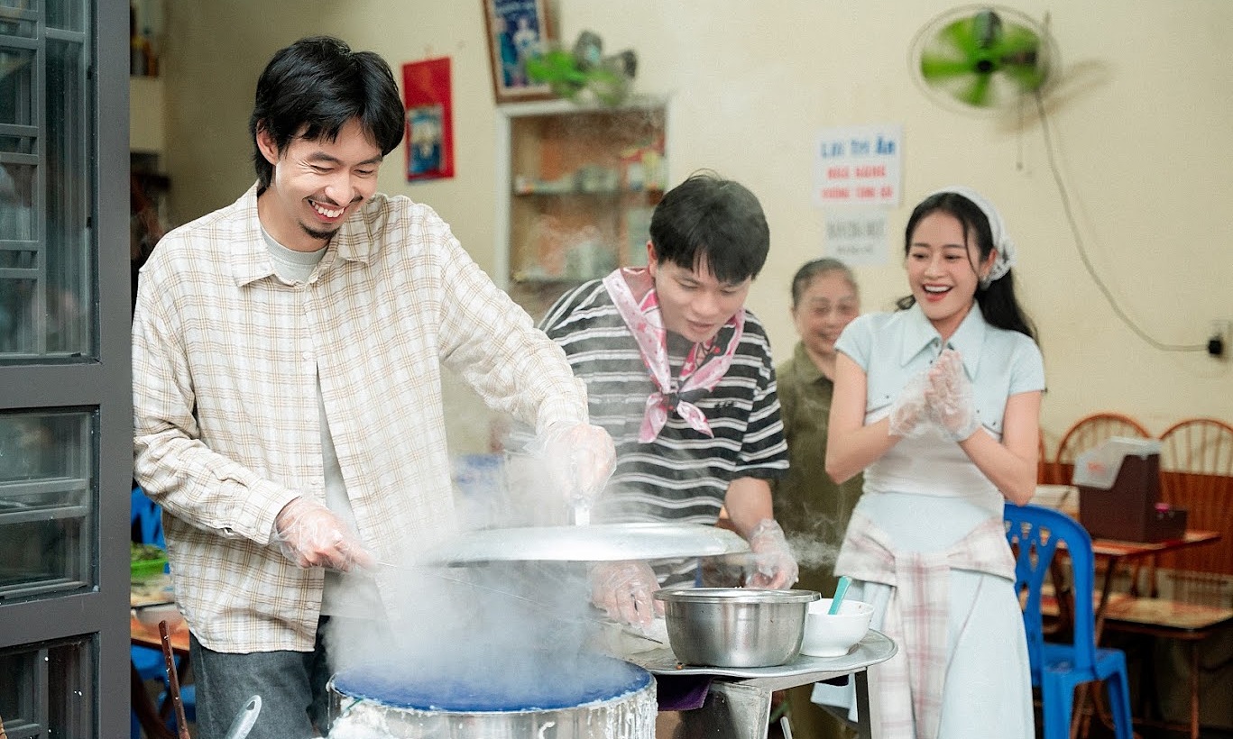 Rapper Den's banh cuon attempt turns into banh te