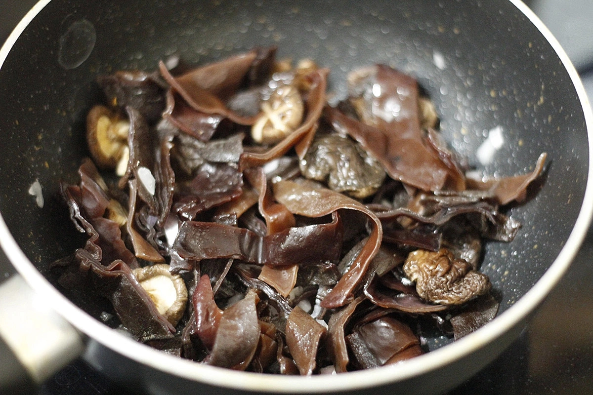 Soaking wood ear mushrooms and shiitake mushrooms overnight: a mistake that could lead to poisoning?