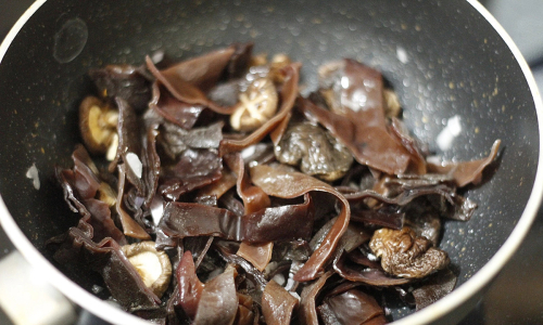 Soaking wood ear mushrooms and shiitake mushrooms overnight: a mistake that could lead to poisoning?