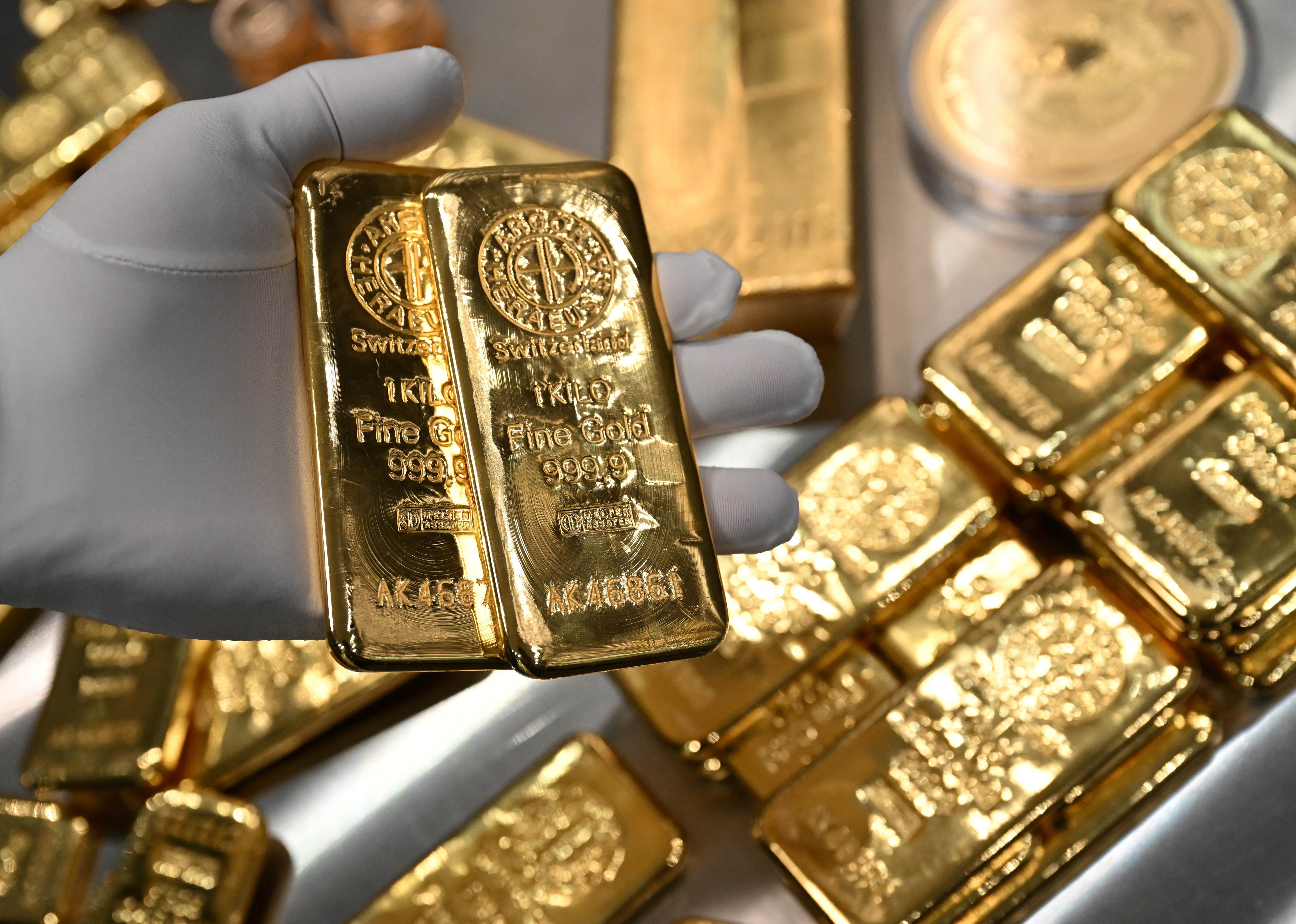Global gold prices plunge to a 7-week low